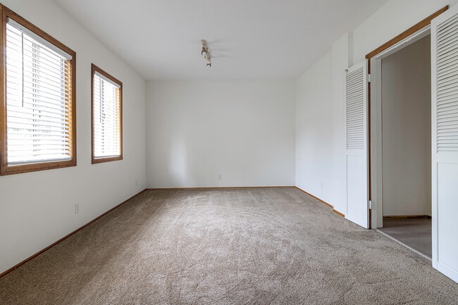 Building Photo - 4130 Vinton Ave