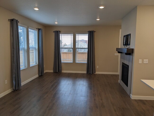 Building Photo - Luxury Open Concept Townhome in Quiet Littleton Neighborhood Complete with Mountain Views!