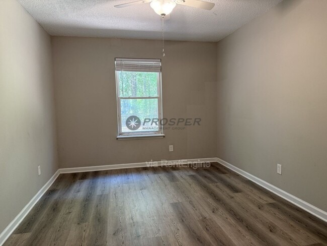 Building Photo - 1047 Oakcrest Dr