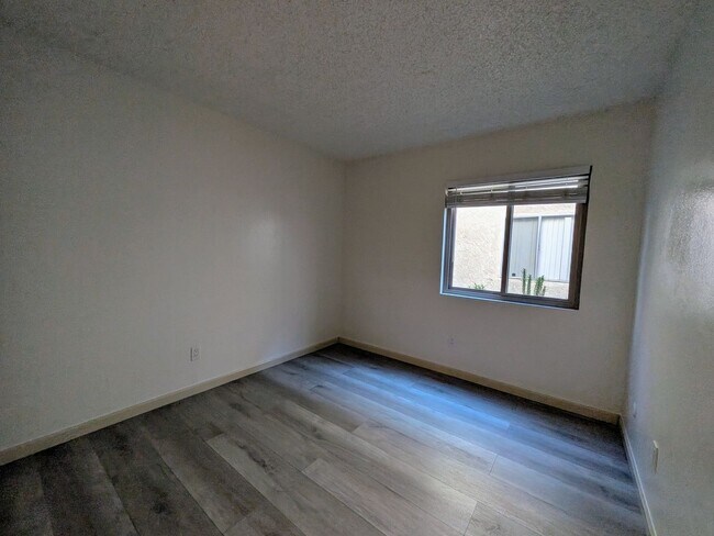 Building Photo - Bright and Charming 3 Bedroom 2 Bath Condo with Patio and A/C!