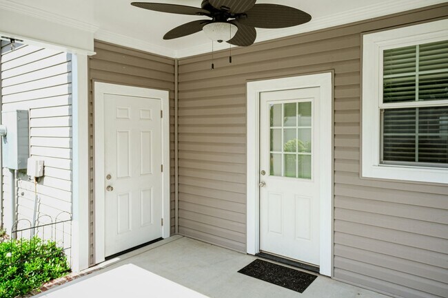 Building Photo - 3 Bedroom, 2.5 Bath in Prime Location! Law...
