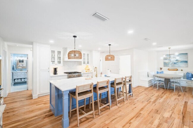Building Photo - 383 Lakeview Dr