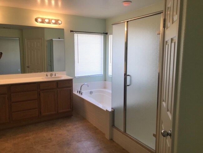 Building Photo - Spacious 5 bedroom with 3 car garage for rent