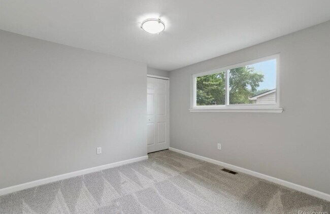 Building Photo - 6879 Brookshire Dr
