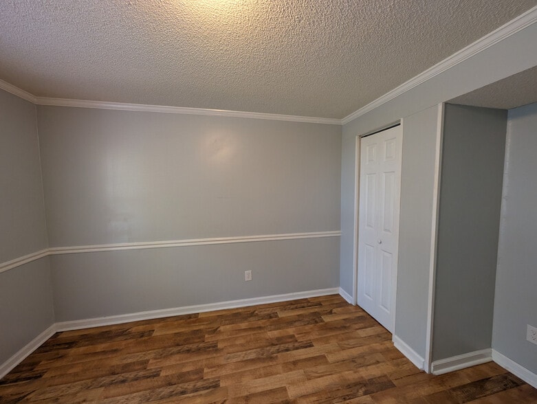 Building Photo - Room in House on Flint Glenn Ln