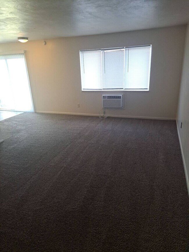 Building Photo - 1202 Lake Forest Dr