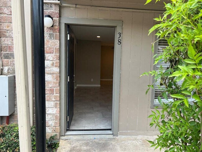 Building Photo - 5550 N Braeswood Blvd