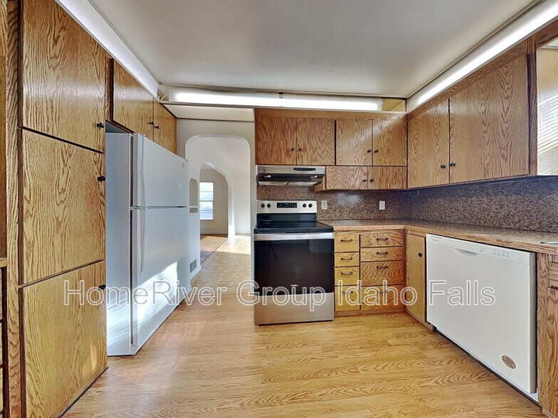 Building Photo - 420 8th St