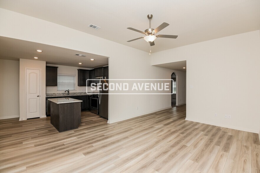 Building Photo - 1325 Woodwinds Dr