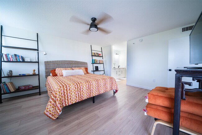 Building Photo - 2240 N Cypress Bend Dr