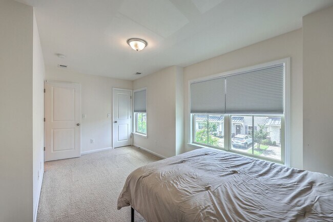 Building Photo - Spacious End-Unit Townhome with Modern Com...