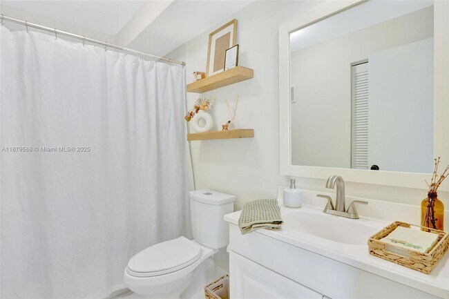 Building Photo - 4724 SW 67th Ave
