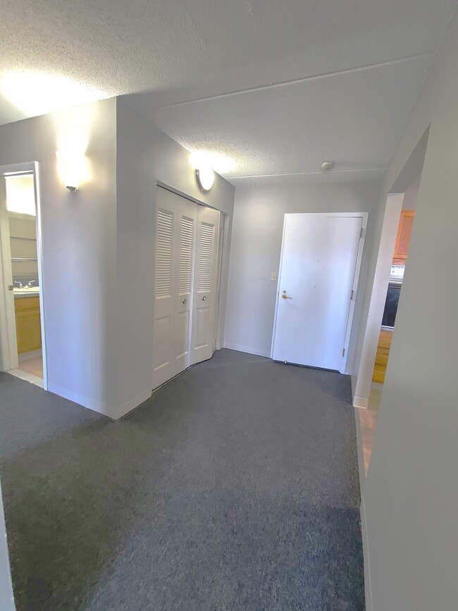 Building Photo - 65 North Point Dr