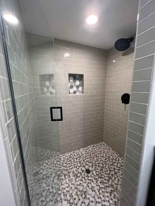 BATH/SHOWER - 6131 Ranchito Ave