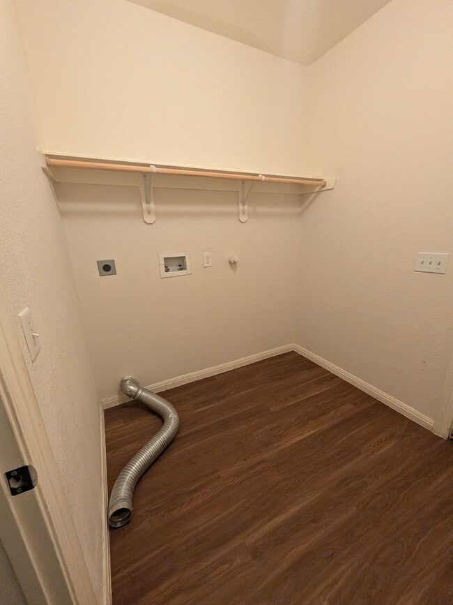 Building Photo - 405 E Simmons Ave