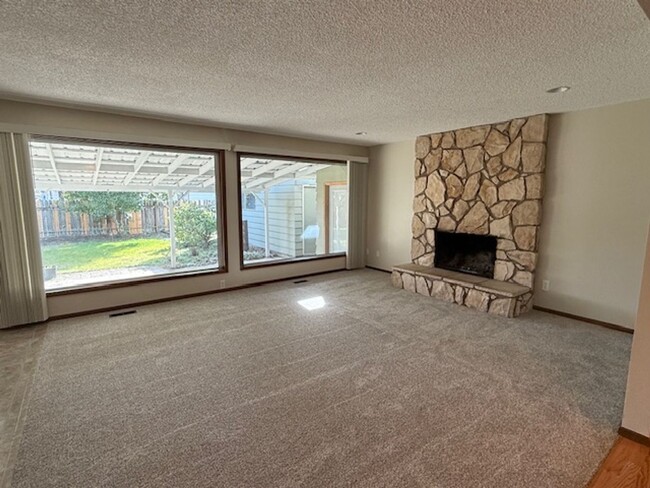 Building Photo - Amazing Freshly Updated Four Bedroom Two B...