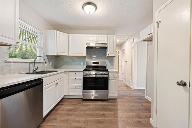 Building Photo - 2303 Metcalfe Rd