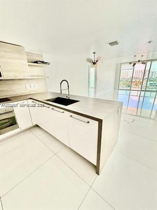 Building Photo - 400 Sunny Isles Blvd