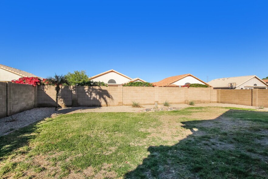 Building Photo - 12218 W Cambridge Ave