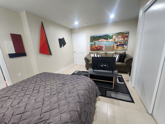 Building Photo - 2 bdr 2 bath kitchen fully furnished apartment with private entrance in quiet neighborhood in Alb...