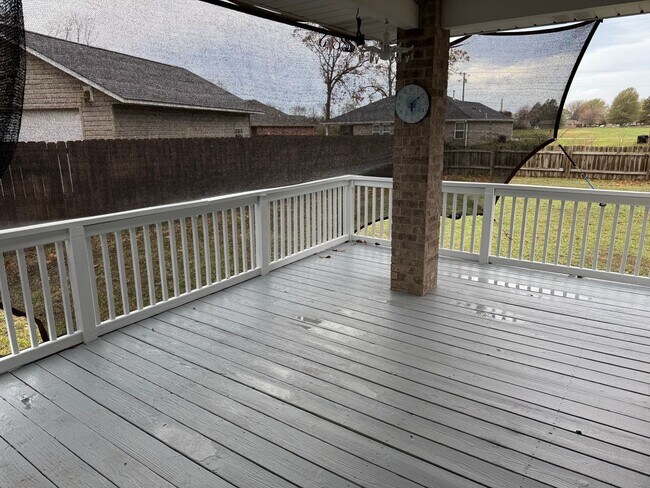 Building Photo - Immaculate home in Gentry close to schools