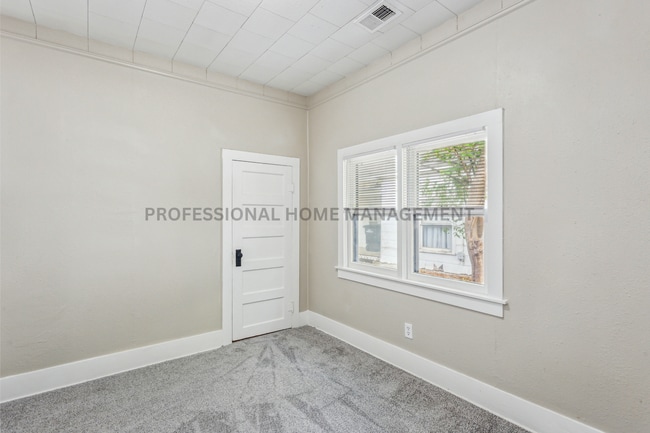 Building Photo - Beautifully updated 3 bedroom 1 1/2 bath h...