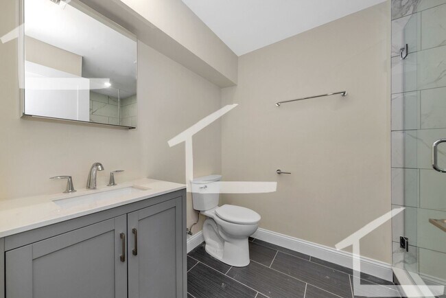 Building Photo - Huge 5 bed in Medford