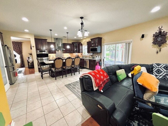 Building Photo - ONE OF A KIND 5bed/4bath!  *HOME THEATER* ...