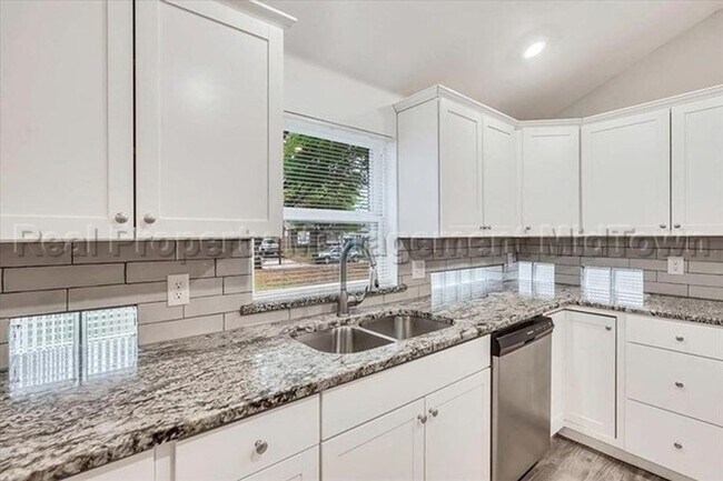 Building Photo - 6400 Greenway Rd