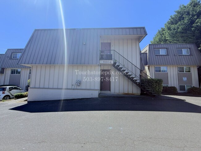 Building Photo - 5804 SE Milwaukie Ave