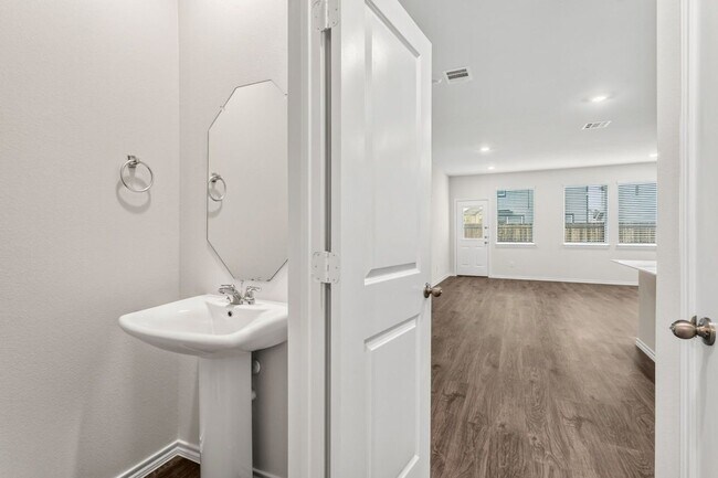 Building Photo - 121 Redwood Rd