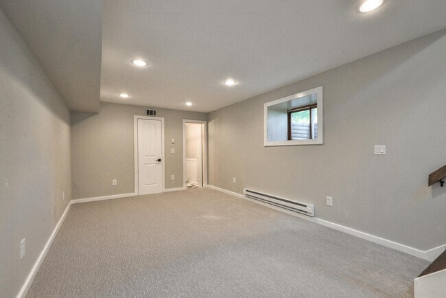Building Photo - Beautifully remodeled 3 Bedroom Bungalow in Old Town