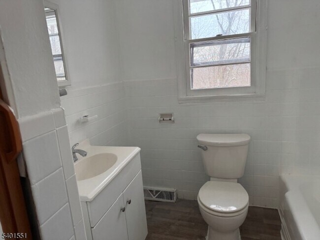 Building Photo - 59 Lakeview Dr