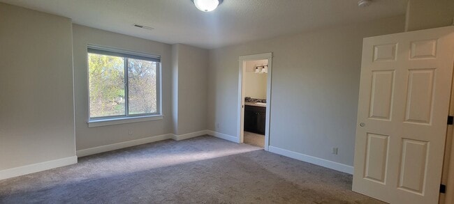 Building Photo - 125 S Ash St