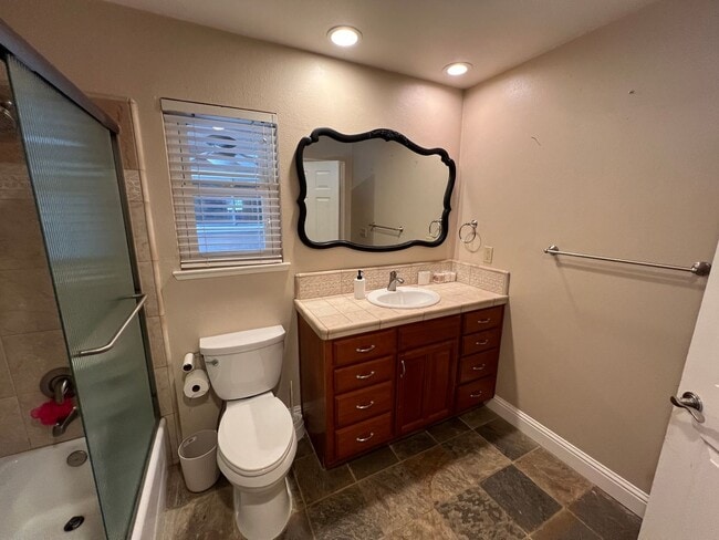 Building Photo - Stunning Country property in Oakdale!
