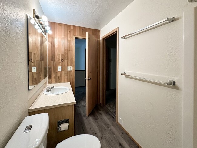 Building Photo - Charming 3-Bed Townhouse in Quiet Neighborhood Across from Park!