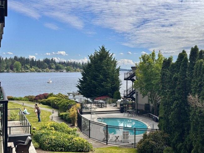 Building Photo - Rare Kirkland Condo on the Juanita Waterfront! Available August 1st, 2026! TWO WEEKS FREE RENT!