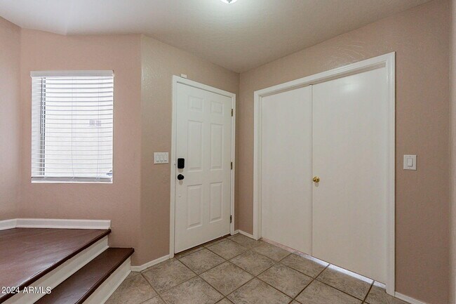 Building Photo - 822 E Ross Ave