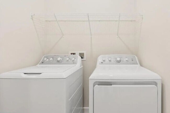 Building Photo - 3BD/2.5Ba Brand New End-Unit condo in vibrant One Loudoun