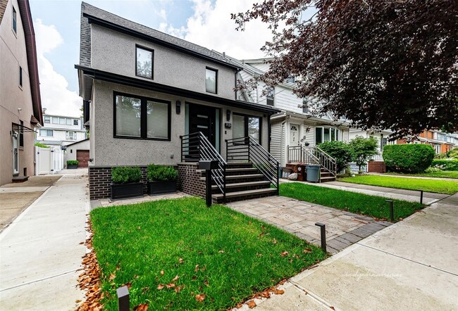 Primary Photo - 71-31 Loubet St
