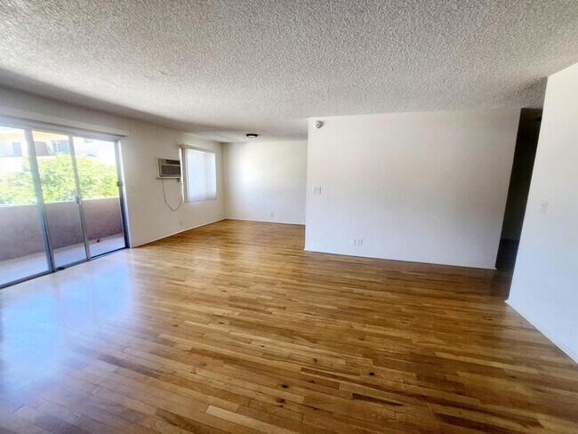 Building Photo - 400 Serrano Ave