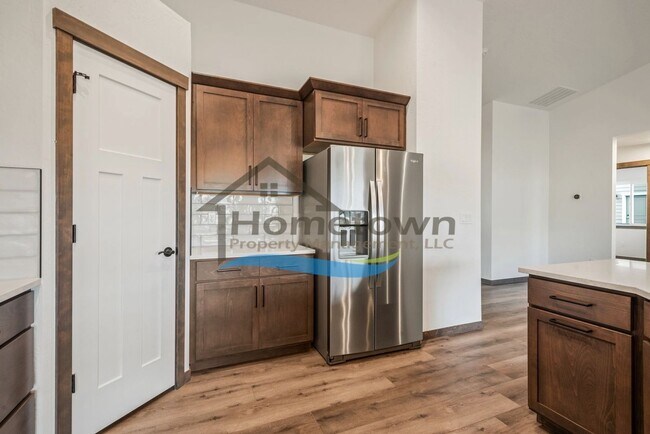 Building Photo - 3-Bedroom, 2-Bathroom Home with 3-Car Gara...