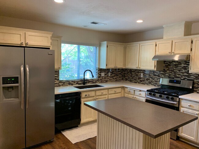 Building Photo - Updated 3 bedroom 2 bathroom close to Meriam Park!