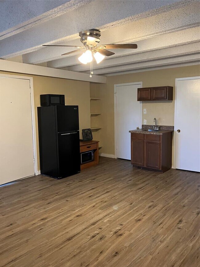 Building Photo - 5806 Circulo Dr