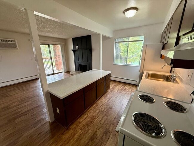 Building Photo - 5 Month lease special, $100/mo off! Priced at $1348 after discount. 2 Bed, 1 Bath Apartment. RENT...