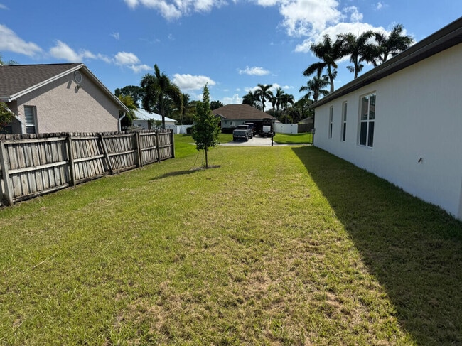 Building Photo - 1073 SW Benchor Ave