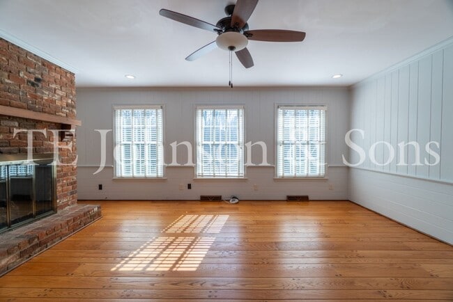 Building Photo - Spacious 5 Bedroom Home in the Heart of Sherwood Forest