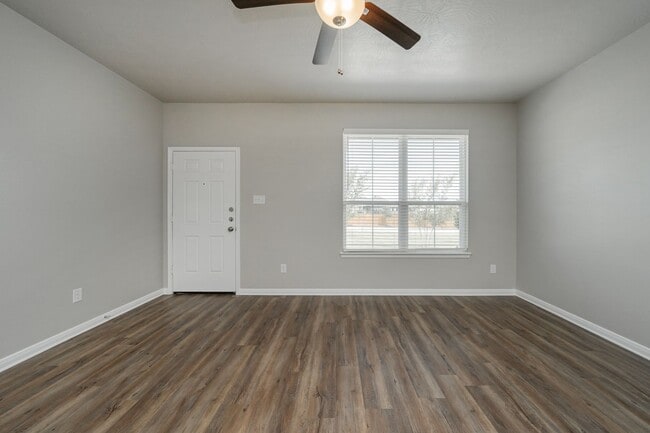 Building Photo - Bright & Cozy Townhome