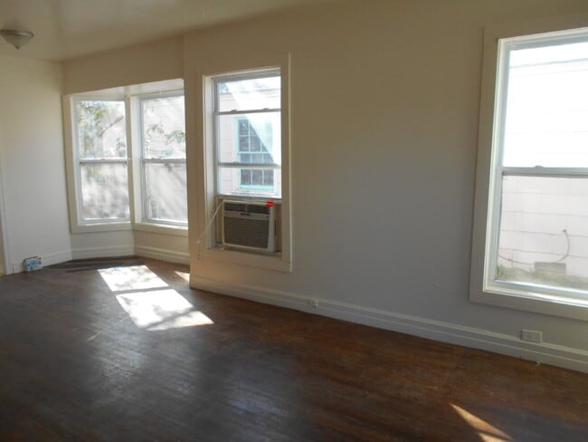 Building Photo - Pre-Leasing for Summer/Fall 2026 - 2/1 with hardwood floors