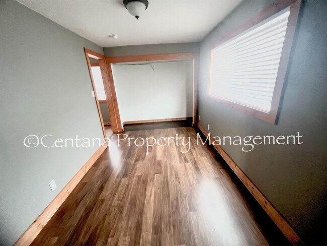 Building Photo - 611 E 6th St